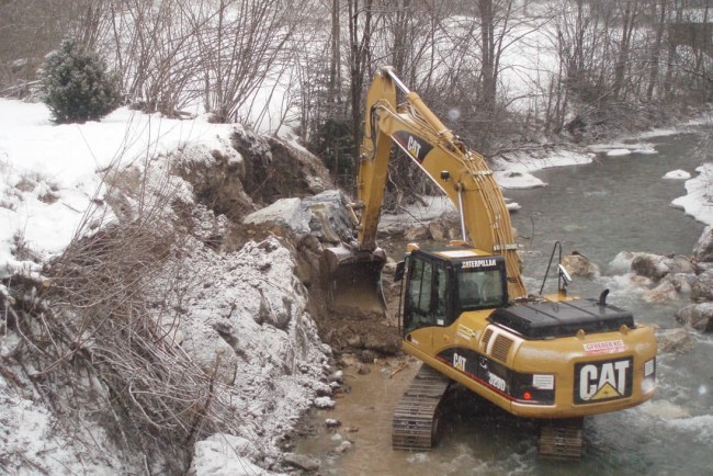 Aushubarbeiten in einem Bach