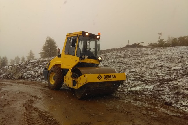 Einsatz einer BOMAG Walze beim Bau von Forststraßen und Almwegen