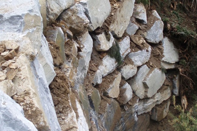 Hangabsicherung mittels Steinschlichtung auf der Riegelalm