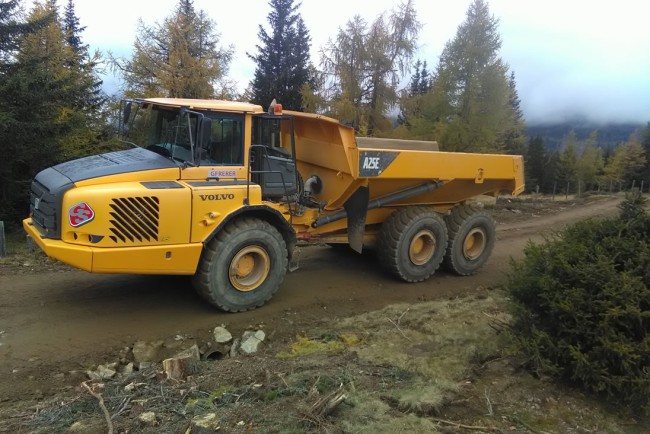Einsatz eines VOLVO Dumpers beim Bau von Forststraßen und Almwegen