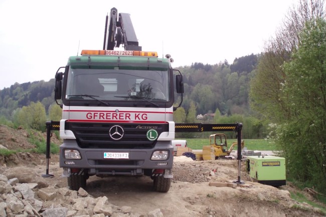 Einsatz LKW mit ausgefahrenen Stützarmen