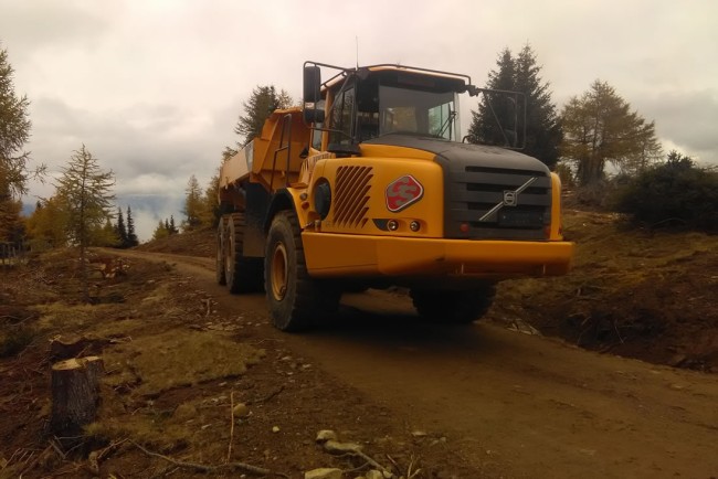 Einsatz eines Muldenkippers beim Bau von Forststraßen und Almwegen