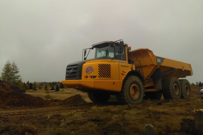Einsatz eines Muldenkippers beim Bau von Forststraßen und Almwegen