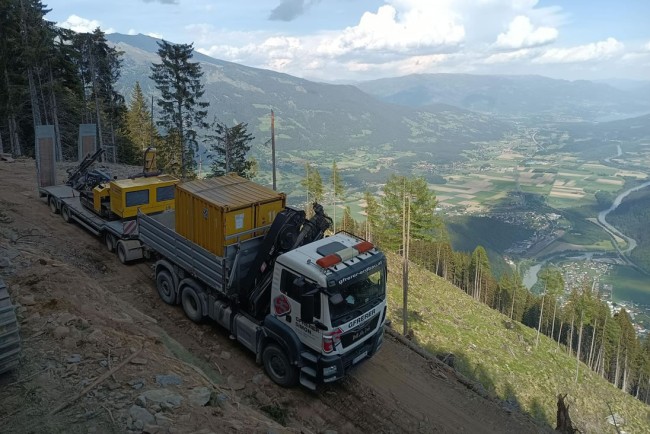 Transport von schwerem Gerät in schwierigem Gelände - Eine Spezialität von Gfrerer Erdbau