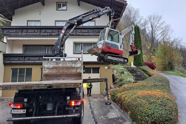 Anlieferung kleiner Bagger für Gartenbau